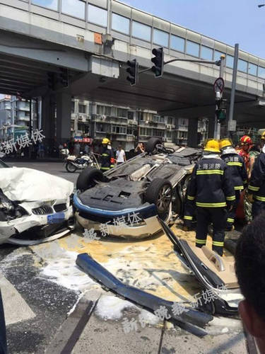 滬中山南路南車站路一寶馬與警車相撞