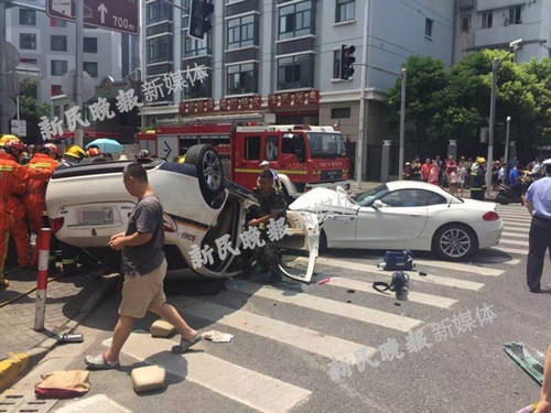 滬中山南路南車站路一寶馬與警車相撞現場