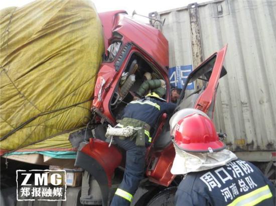 高速因團霧8車相撞